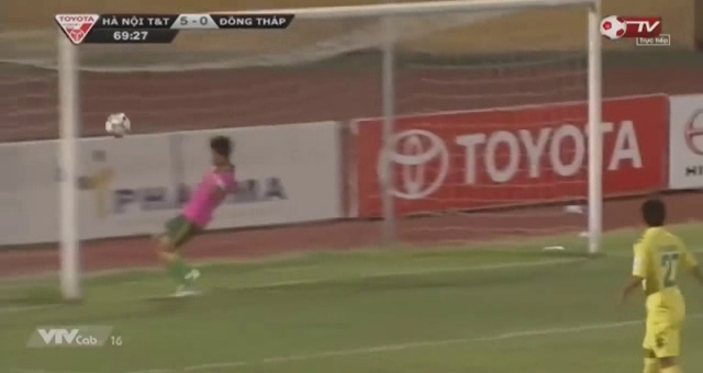 VIDEO: Trung vệ Đồng Tháp phản lưới siêu hài ở trận thua thảm Hà Nội T&T