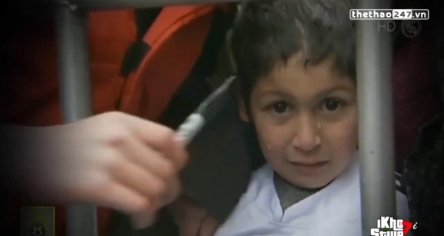 VIDEO: Fan nhí khóc nức nở khi được Ronaldo ký tặng áo