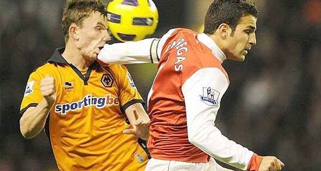 VIDEO: Tổng hợp những pha thúc cùi chỏ nguy hiểm trên sân cỏ