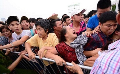 Thức trắng đêm, người hâm mộ chen nhau mua vé trận Man City