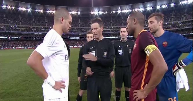 VIDEO: Cựu sao Barca từ chối bắt tay Pepe ở trận giao hữu Real - Roma