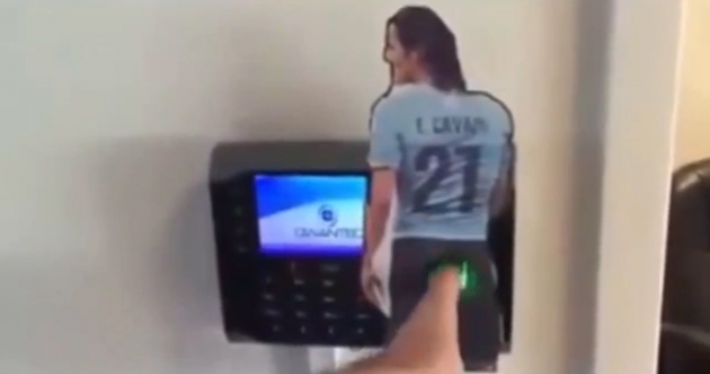 VIDEO: Bật cười với máy chấm công hình Cavani của người Chile