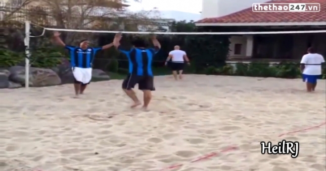 VIDEO: Xem Ronaldinho chơi bóng chuyền bãi biển 'bằng chân'