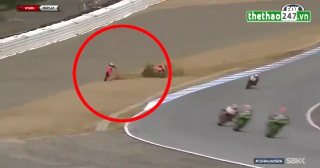 VIDEO: Tay đua thoát chết thần kỳ sau tai nạn kinh hoàng trên đường đua ở Italia