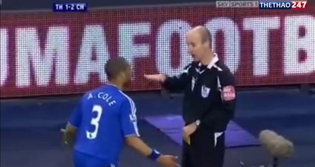 VIDEO: Hành động cãi trọng tài đầy phản cảm của Ashley Cole trong màu áo Chelsea