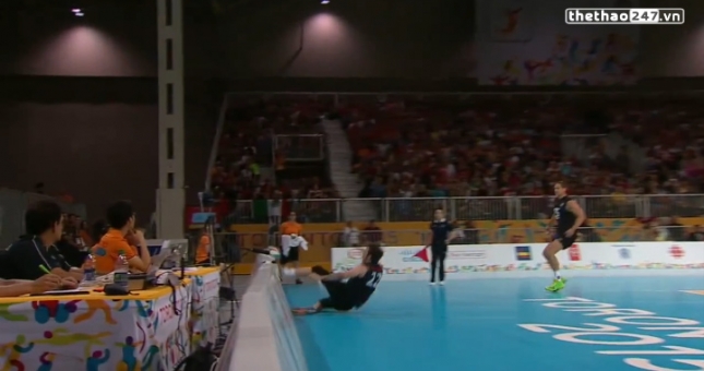 VIDEO: Tình huống dùng chân cứu thua tuyệt đẹp ở môn bóng chuyền