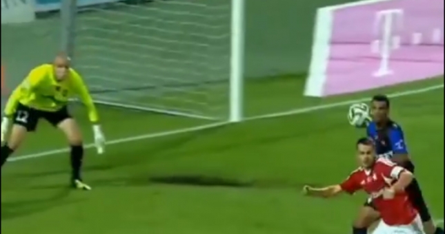 VIDEO: Pha đánh đầu ngược ảo diệu của cầu thủ vô danh