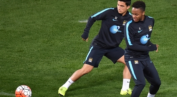 VIDEO: Sterling trình diễn hàng loạt kỹ thuật qua người trên sân tập