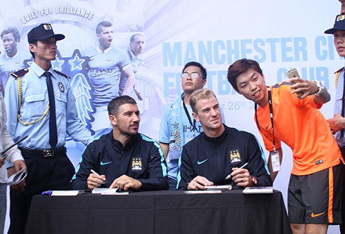 Hàng trăm fan được sao Man City tặng ảnh