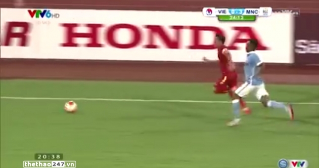 VIDEO: Pha va chạm của Thành Lương với cầu thủ Anh đắt giá nhất lịch sử