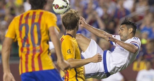 VIDEO: Pha bóng ngả bàn đèn thảm họa của Falcao ở trận gặp Barcelona