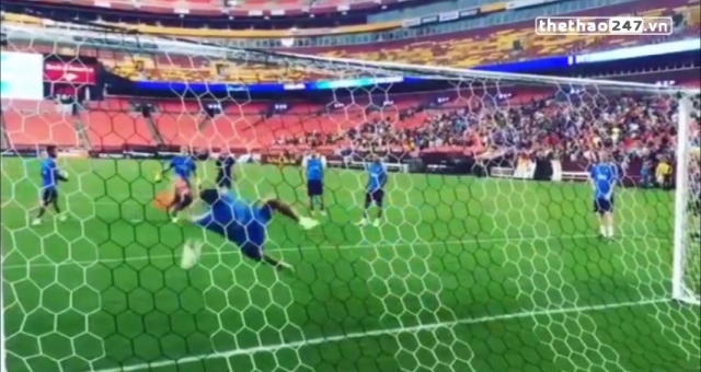 VIDEO: Suarez cản phá penalty thành công khi sắm vai thủ môn trong buổi tập