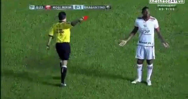 VIDEO: Cầu thủ phải nhận thẻ đỏ trớ trêu vì mặc nhầm áo của đồng đội