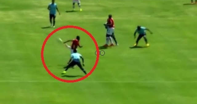 VIDEO: Cú đánh gót thành bàn từ ngoài vòng cấm ở giải VĐQG Ecuador