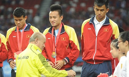 Công Phượng và HLV Miura bắt đầu được nhận thưởng