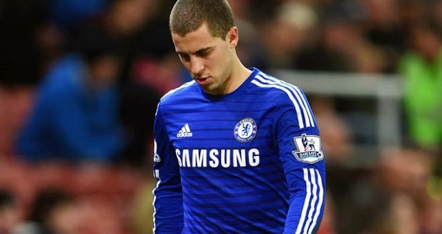 VIDEO: Pha bỏ lỡ đáng tiếc của Hazard khi đối mặt Petr Cech