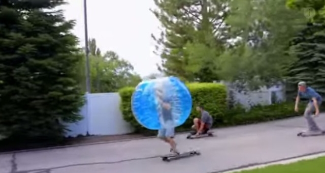 VIDEO: Những người mang bóng hơi chơi thể thao vô cùng hài hước