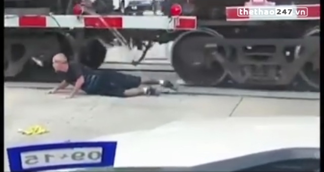 VIDEO: Anh chàng liều lĩnh chui qua gầm tàu hỏa đang chạy