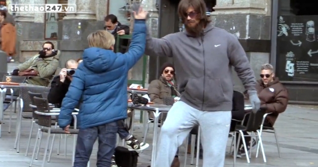 VIDEO: Ronaldo đóng giả người ăn xin để thử lòng fan hâm mộ