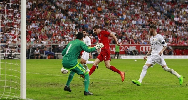 VIDEO: Pha bỏ lỡ khó tin của Lewandowski ở khoảng cách chưa đến 5m