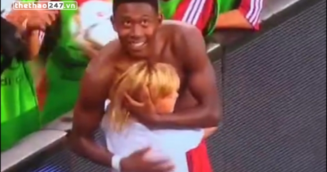 VIDEO: David Alaba 'hộ tống' fan nữ nhí về chỗ ngồi