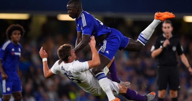 VIDEO: Pha bạo lực kinh hoàng của sao trẻ Chelsea ở IC Cup