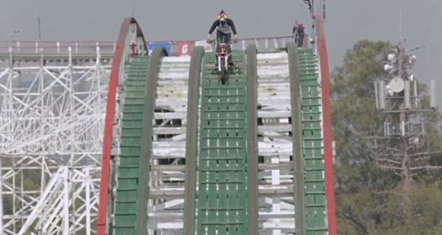 VIDEO: Thót tim với màn biểu diễn xe trên đường ray tàu lượn cao tốc