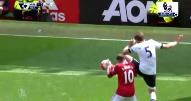 VIDEO: Rooney lĩnh trọn cú đá của đối thủ vào đầu