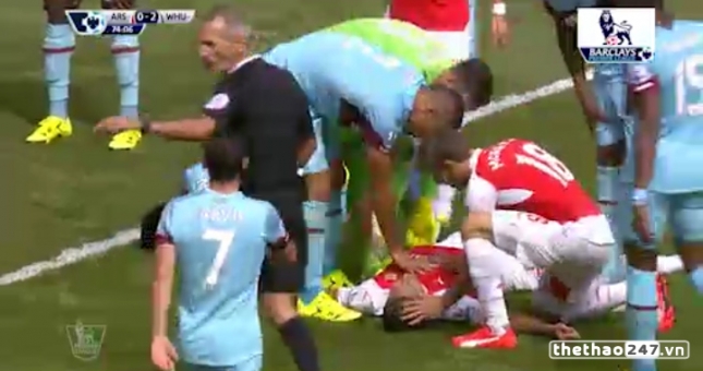 VIDEO: Pha bóng khiến Olivier Giroud bất tỉnh ngay trên sân