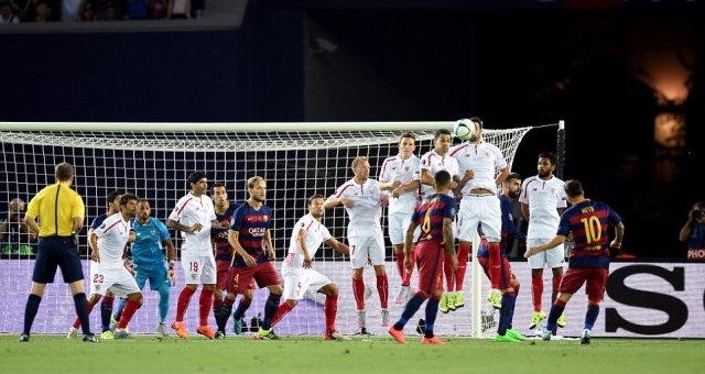 VIDEO: 2 pha sút phạt thành bàn của Messi trong trận Siêu Cup châu Âu