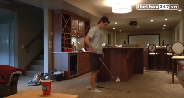 VIDEO: Cao thủ dùng gậy chơi golf tâng bóng vào cốc