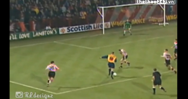 VIDEO: Pha solo ghi bàn khiến hàng hậu vệ sững sờ của Dennis Bergkamp