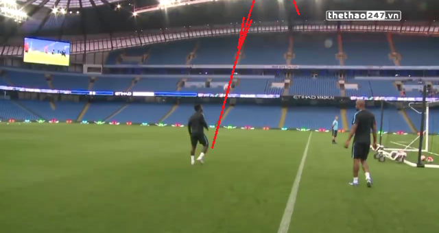 VIDEO: Sao Man City tái hiện pha đỡ bóng dính như nam châm của Ronaldinho