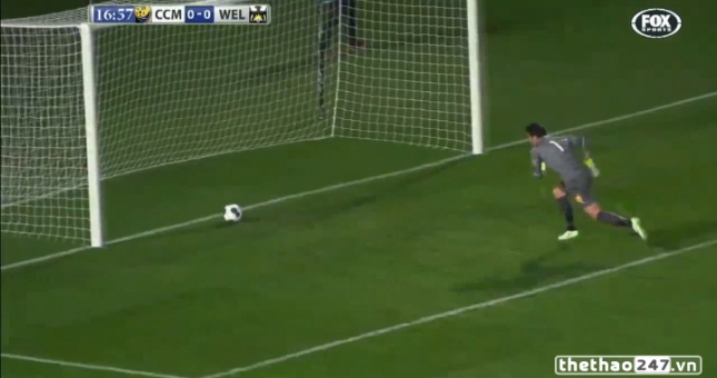 VIDEO: Pha bóng ngớ ngẩn của thủ môn và màn chuộc lỗi bất thành
