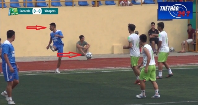 VIDEO: Những đường chuyền tinh quái của cầu thủ bóng đá phủi