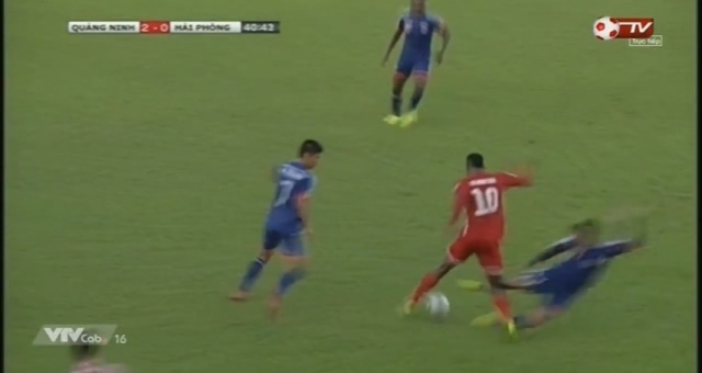 VIDEO: Pha vào bóng triệt hạ đối phương của cầu thủ Quảng Ninh