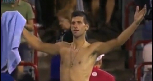 VIDEO: Hành động hài hước của Novak Djokovic khiến fan nữ mê mẩn