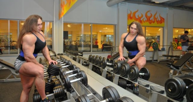 VIDEO: Ngỡ ngàng với cơ bắp cuồn cuộn của cô gái giữ 2 kỷ lục thế giới