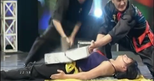 VIDEO: Màn biểu diễn võ thuật gây sửng sốt của hot girl Tạ Bích Hồng