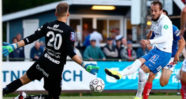 VIDEO: Cầu thủ đen đủi với 3 pha dứt điểm liên tiếp bóng không chịu vào lưới