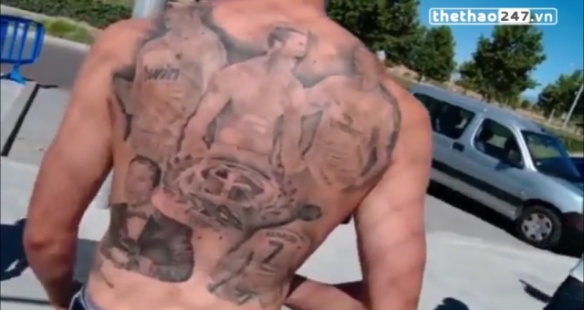 VIDEO: Fan cuồng khoe 5 hình xăm Ronaldo trên lưng