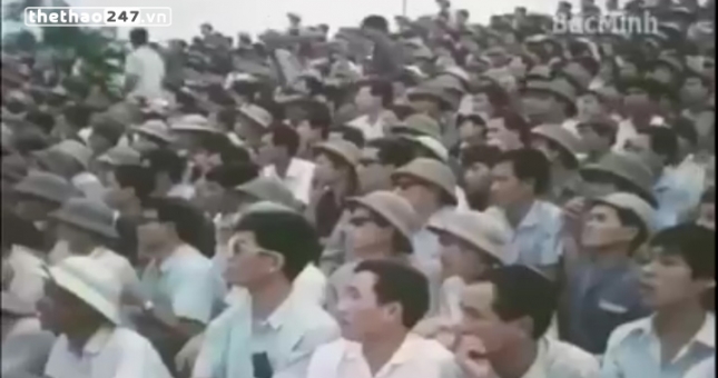 VIDEO: Một trận đấu ở thời đỉnh cao của bóng đá Việt Nam trên sân Hàng Đẫy