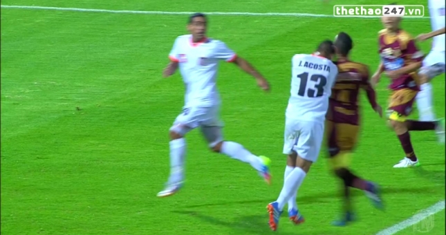 VIDEO: Va chạm kinh hoàng khiến 2 cầu thủ nằm sân