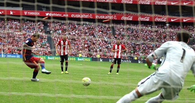 VIDEO: Tình huống Messi hỏng ăn trên chấm phạt đền