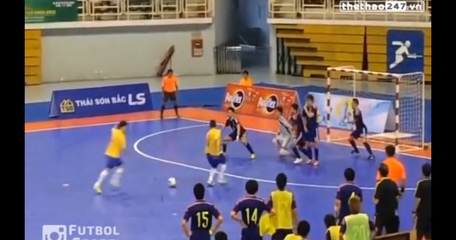VIDEO: Pha phối hợp đá phạt thành bàn đẳng cấp trên sân futsal