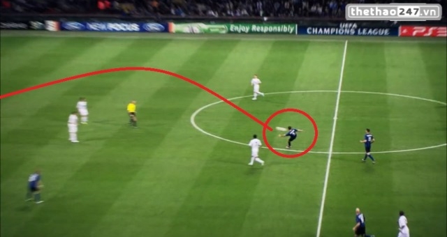 VIDEO: Chiêm ngưỡng 5 bàn thắng đẹp mắt được ghi từ giữa sân