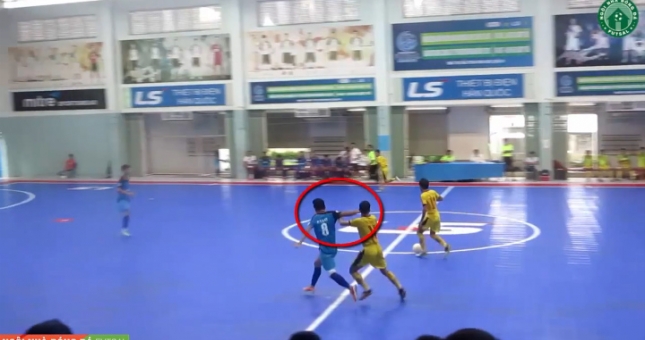 VIDEO: Cầu thủ vừa ăn đòn của đối phương, vừa dính đòn của nhân viên y tế