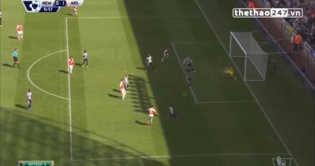 VIDEO: Coloccini đá phản lưới nhà sau cú dứt điểm của Chamberlain