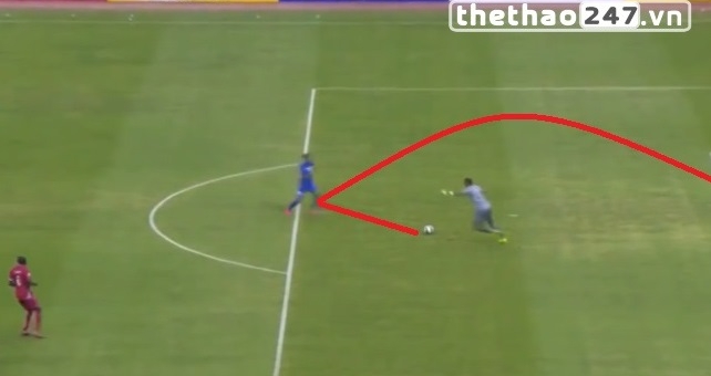 VIDEO: Sai lầm của thủ môn giúp đối phương ghi bàn