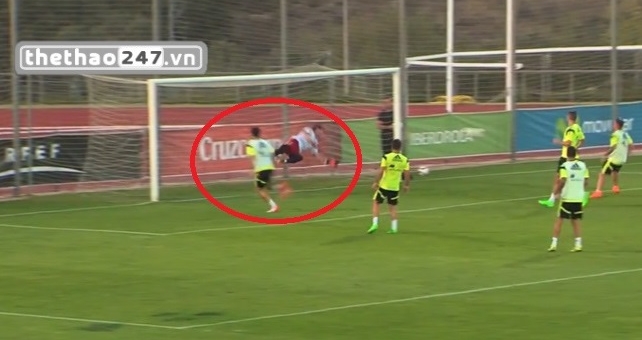 VIDEO: Casillas trổ tài bay người cứu thua trong buổi tập của tuyển TBN